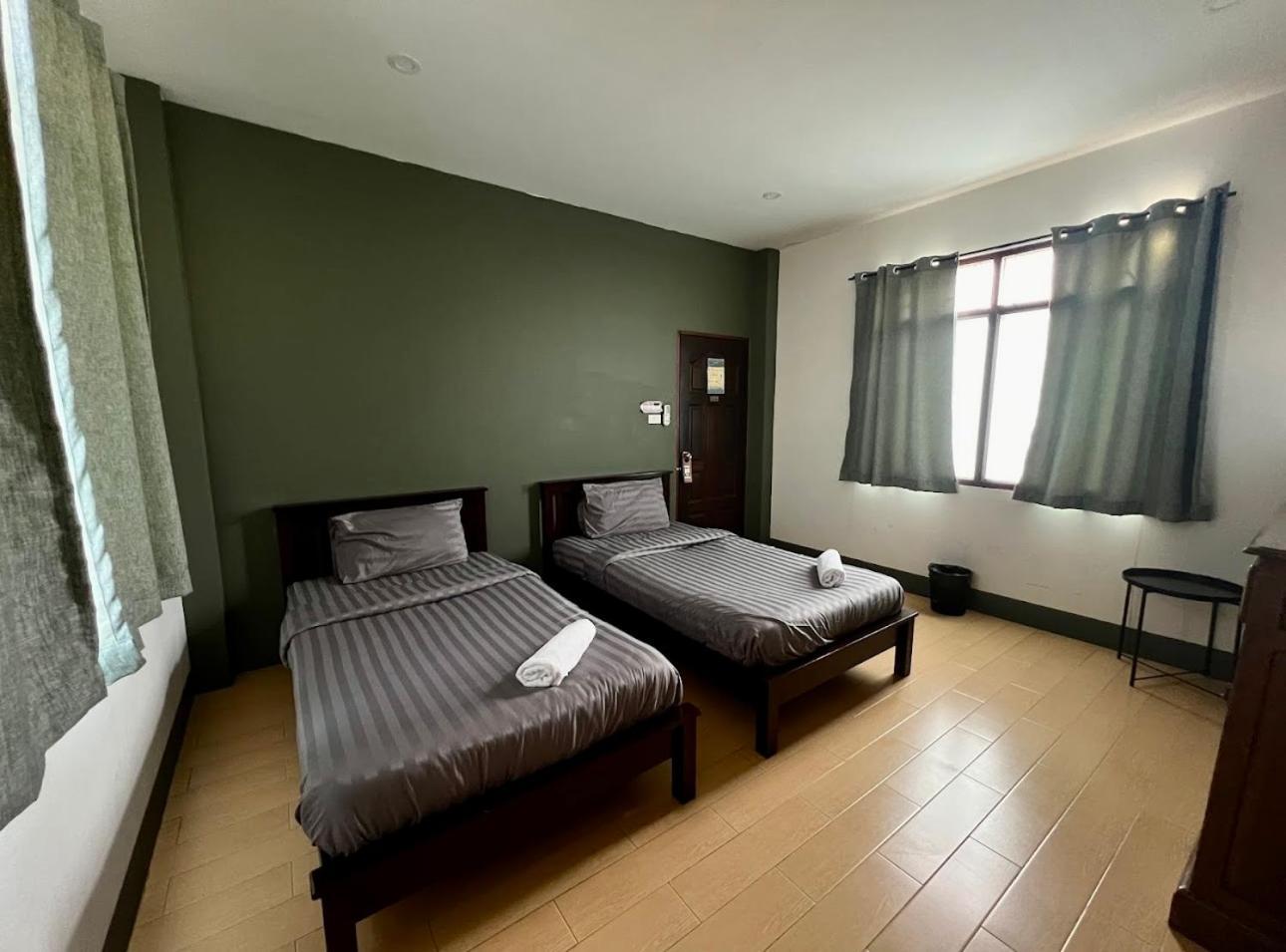 Niece Hostel - SHA Extra Plus Phuket Buitenkant foto