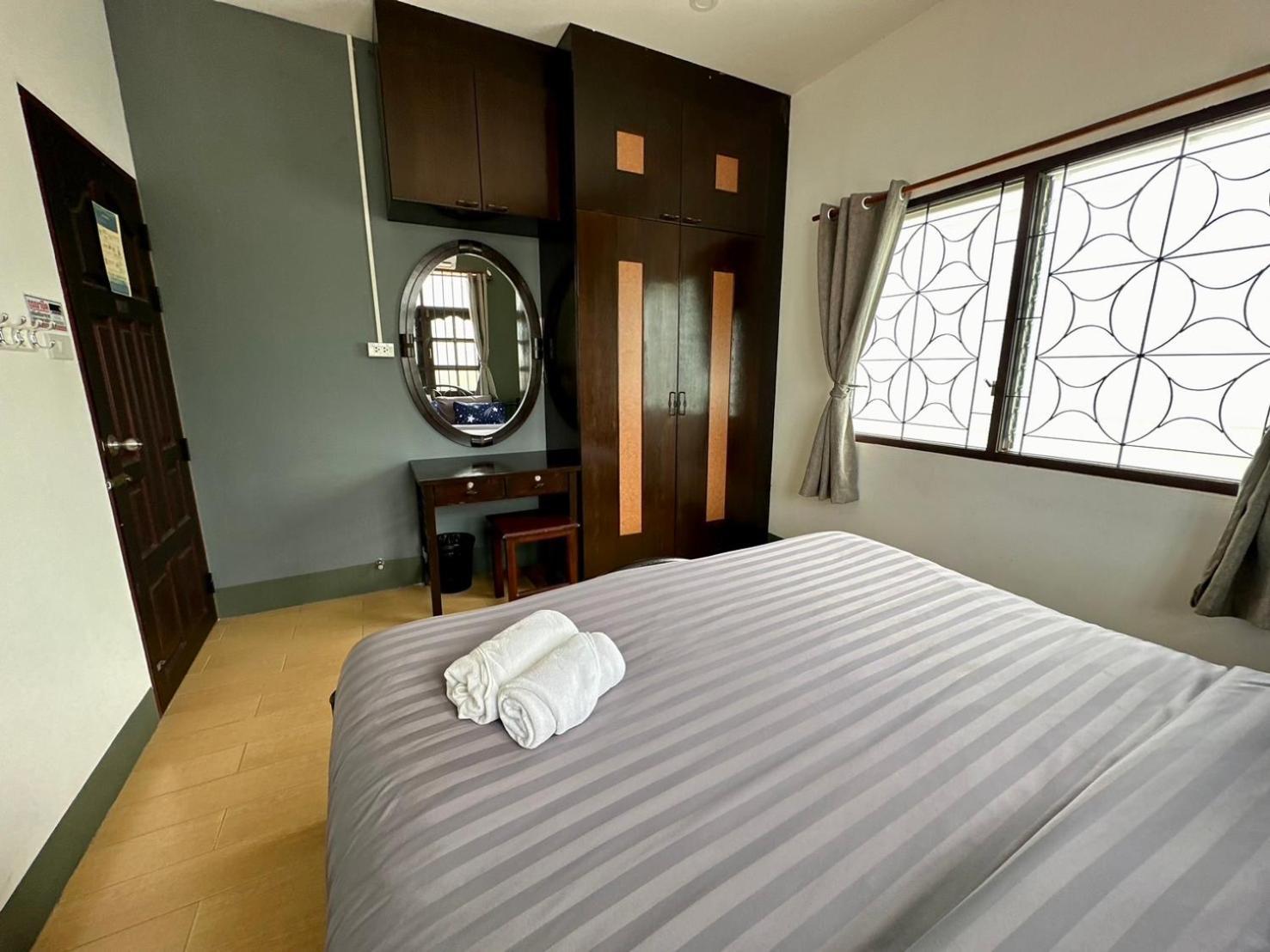 Niece Hostel - SHA Extra Plus Phuket Buitenkant foto